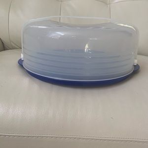 Tupperware cake taker